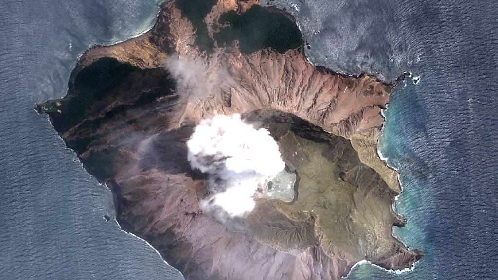 Auf der Vulkaninsel White Island vor Neuseeland befinden sich nach einer Eruption wohl noch immer acht vermisste Menschen.