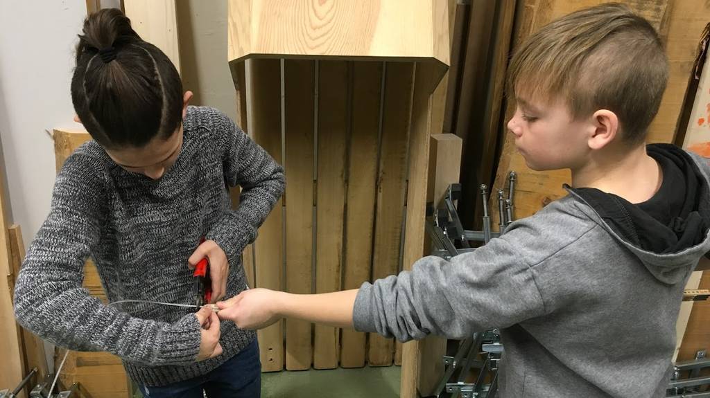 Schüler der Oberstufe Safenwil beim Werken