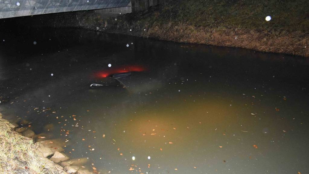 Das Auto war vollständig im Steinebach versunken.