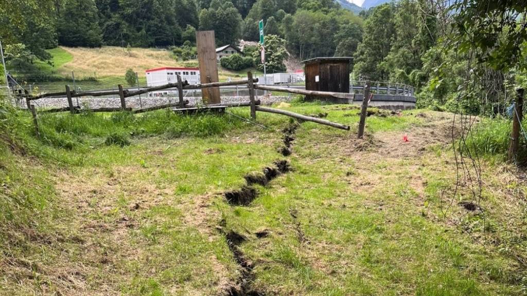 Der Boden beim Autobahnanschluss Mesocco Süd GR klafft auf einer Länge von 120 Metern auf.