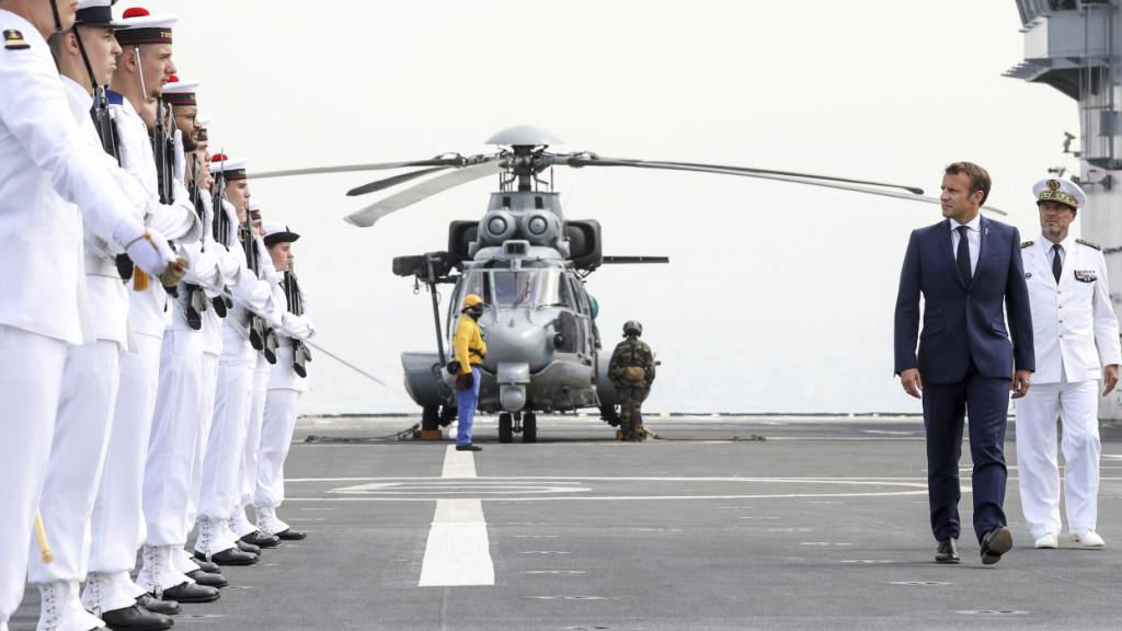ARCHIV - Emmanuel Macron (2.v.r.), Präsident von Frankreich, besichtigt die Truppe auf dem Hubschrauberträger «Tonnerre». Foto: Stephane Lemouton/Pool Bestimage/dpa/Archivbild