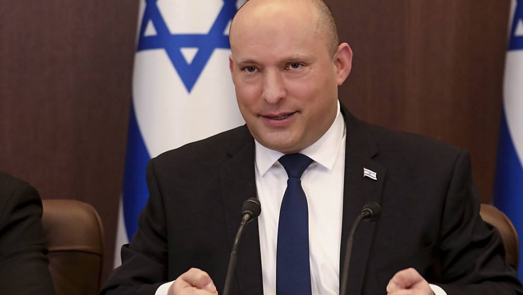 Naftali Bennett, Ministerpräsident von Israel, spricht während einer Kabinettssitzung einer im Büro des Ministerpräsidenten. 