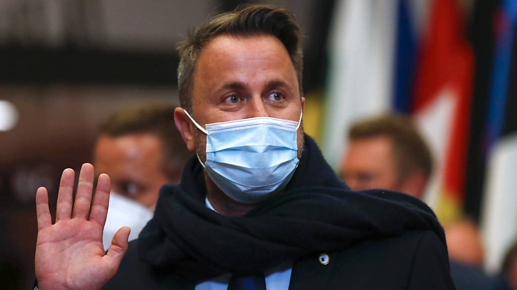Xavier Bettel, Premierminister von Luxemburg, verlässt den EU-Gipfel. Nach seiner Covid-19-Erkrankung hat Bettel das Krankenhaus wieder verlassen können, teilte die Regierung am Donnerstag mit. Seine Amtsgeschäfte werde er an diesem Freitag wieder aufnehmen. (Archiv)