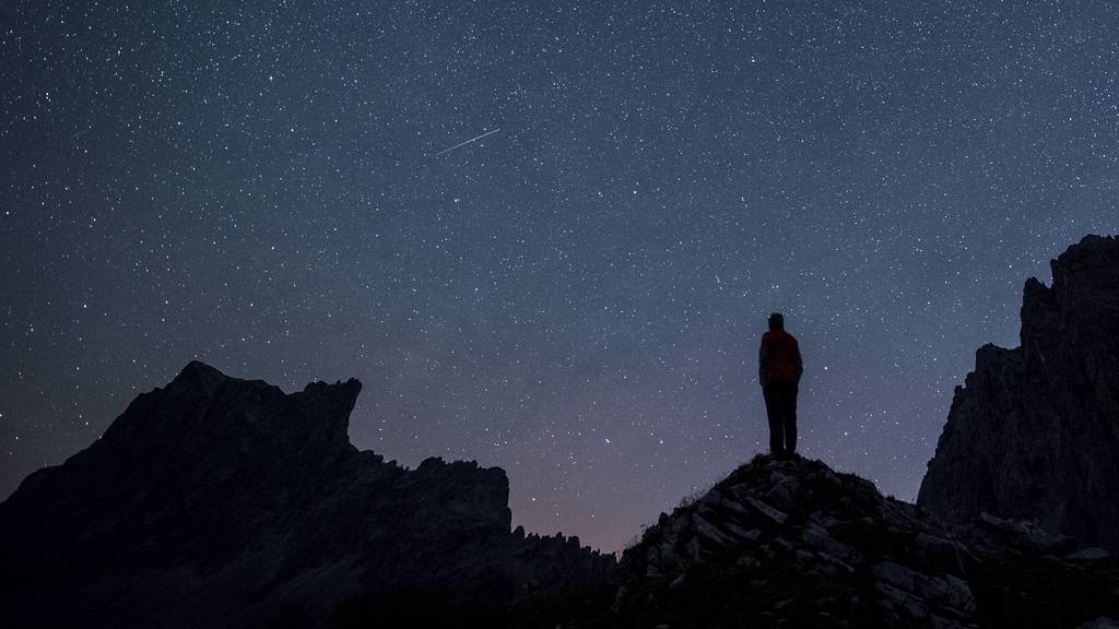 Sterne beobachten am Himmel in der Nacht