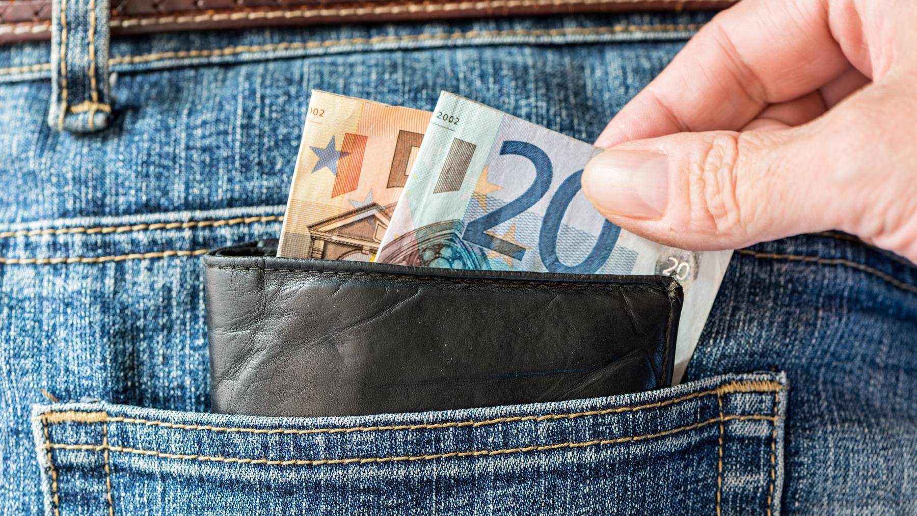 Die Trickdiebe klauen vor allem Banknoten aus Portemonnaies. (Symbolbild)