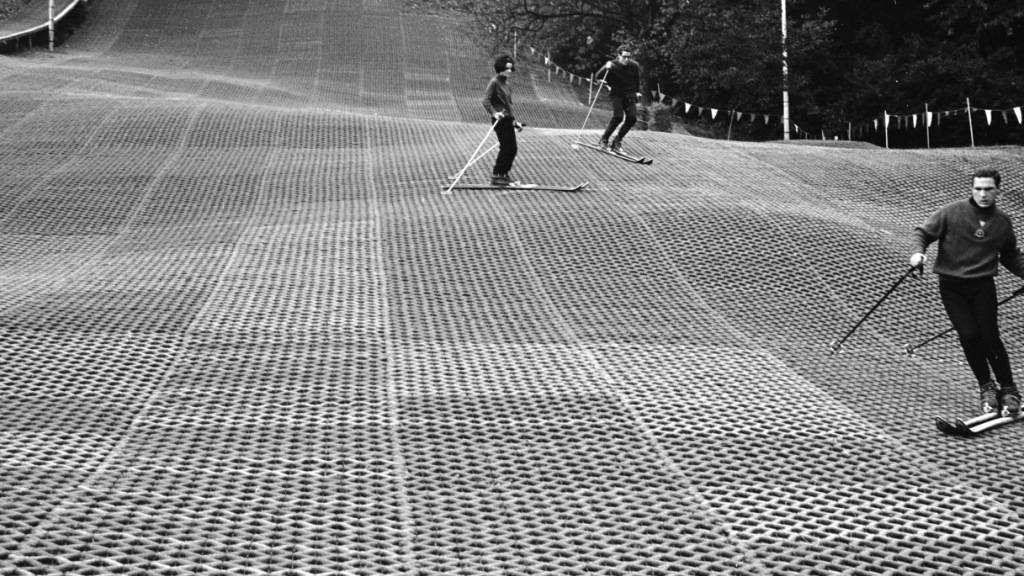 Vorwinterliches Skitraining auf der Bürstenpiste in Zürich. Ausgelegt wurde die Piste im Jahr 1966 vom Warenhaus Jelmoli. In den Herbstferien gab es sogar Skikurse für Kinder. (Archivbild)