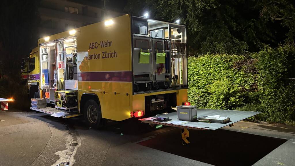 Nächtlicher Einsatz der Chemiewehr in Zürich-Oerlikon.