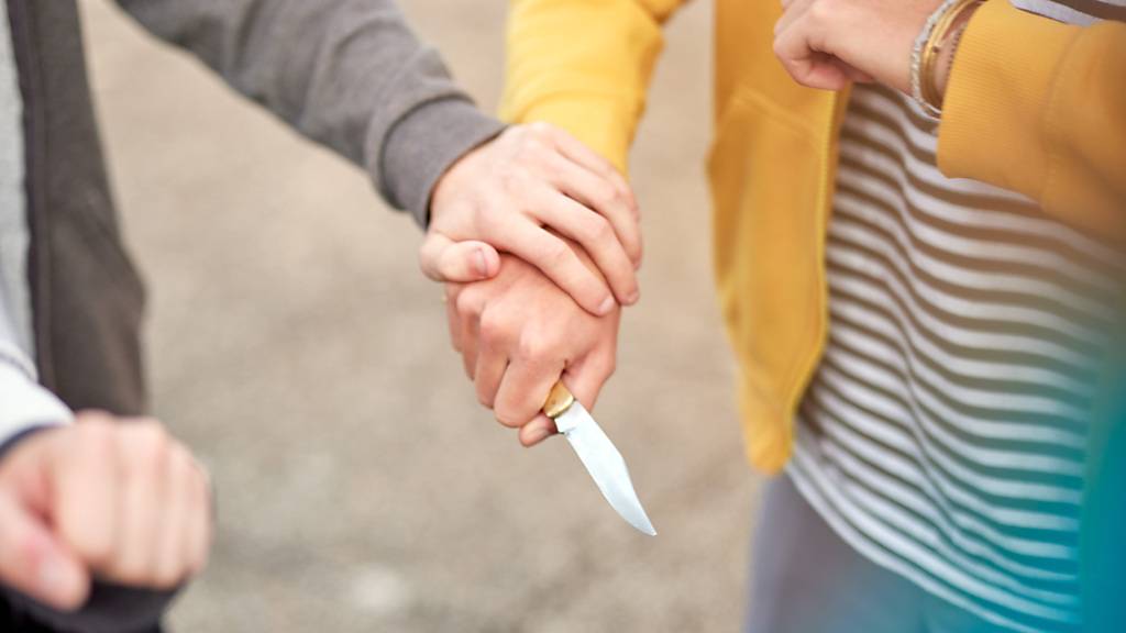 Zwei 13-Jährige sind am Samstag in Rapperswil-Jona von drei anderen Jugendlichen mit einem Messer bedroht und ausgeraubt worden. (Symbolbild)