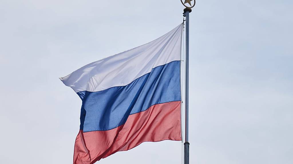 ARCHIV - Die Flagge von Russland weht im Wind. Foto: Annette Riedl/dpa