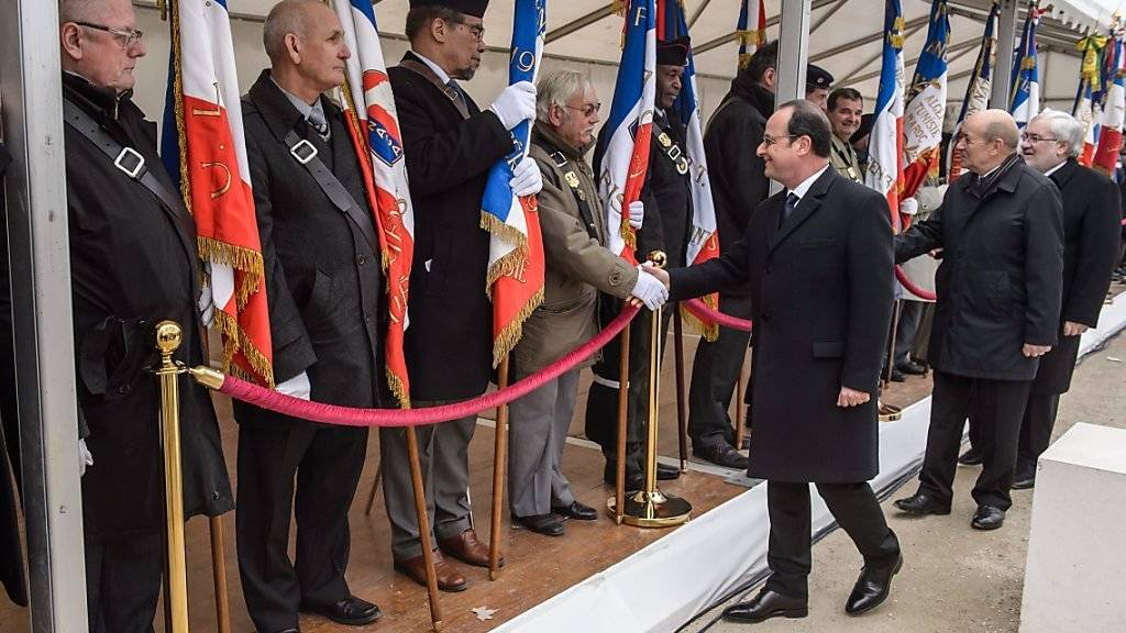 Frankreichs Präsident François Hollande schüttelt in Paris die Hände von Veteranen des Algerienkriegs