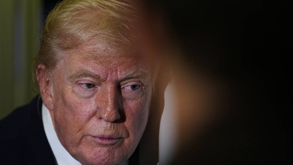 US-Präsident Donald Trump spricht mit Reportern an Bord der Air Force One auf dem Weg nach Washington von West Palm Beach. Foto: Matt Rourke/AP/dpa