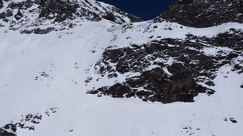 Ein Skitourenfahrer wurde am Donnerstagnachmittag während der Abfahrt in der Region Grand Combin im Unterwallis von einer Lawine erfasst.