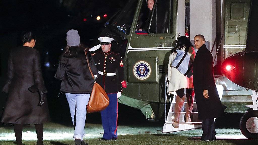 US-Präsident Barack Obama mit seinen beiden Töchtern und Ehefrau Michelle vor dem Abflug nach Hawaii.