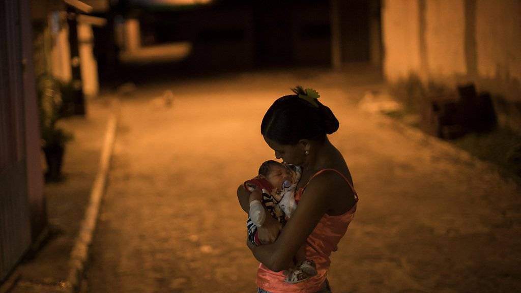 In Brasilien sind weitere Fälle von Schädelfehlbildungen bei Babys bestätigt worden. Ob diese mit dem Zika-Virus zusammenhängen ist unklar, wird aber vermutet. (Archivbild)