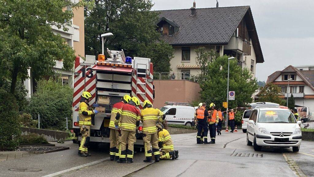 Weil das Bein des Knaben im Radkasten des Autos eigeklemmt wurde, musste die Feuerwehr an den Unfallort ausrücken.