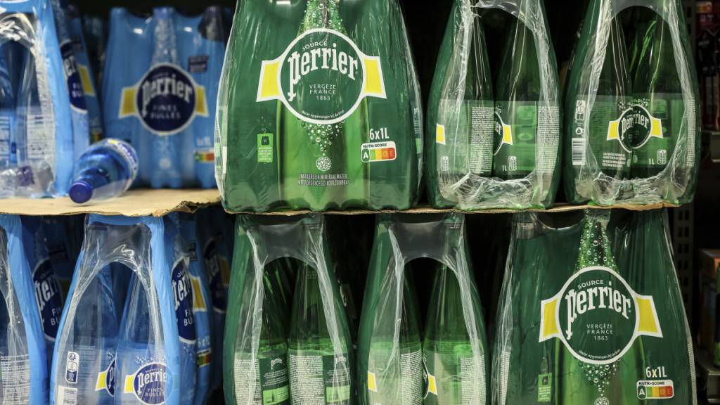 Der Nestlé-Konzern hat für sein Wassergeschäft eine Lösung gefunden. Der Bereich wird künftig gemeinsam mit der US-Beteiligungsgesellschaft Platinum Equity unter dem Namen Peranel geführt.(Archivbild)