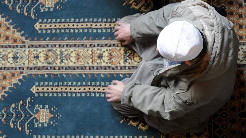 Ein Mann kniet im islamischen Zentrum in Lausanne zum Gebet nieder. (Symbolbild)