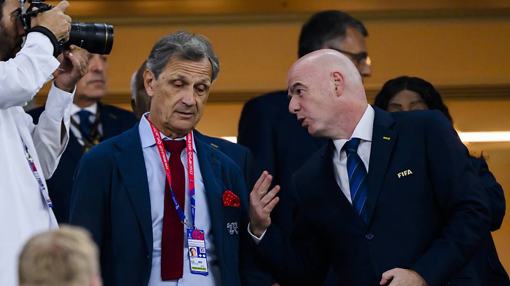 SFV-Präsident Dominique Blanc (links) an der WM in Katar im Gespräch mit FIFA-Präsident Gianni Infantino