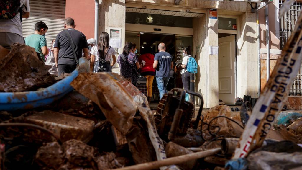 Menschen stehen Schlange vor einer Apotheke, eine Woche nach dem Jahrhundert-Unwetter im Osten Spaniens. Foto: Eduardo Manzana/EUROPA PRESS/dpa