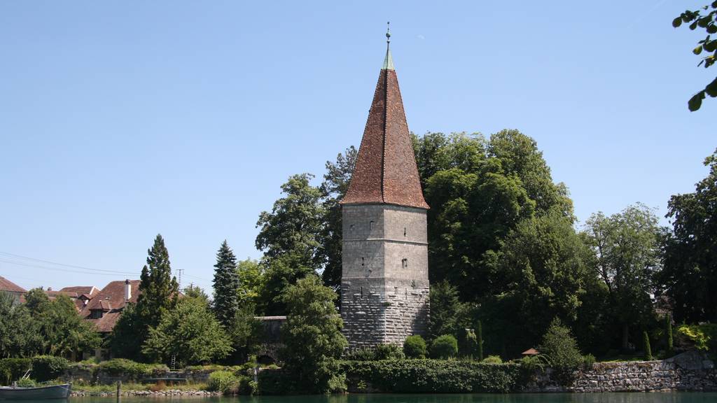 Der Krumme Turm wurde nicht krumm gebaut, jedoch wirkt das Dach auf den Betrachter schief.