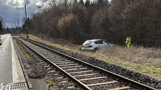 Wegen Hamburger abgelenkt: Auto landet neben den Gleisen 