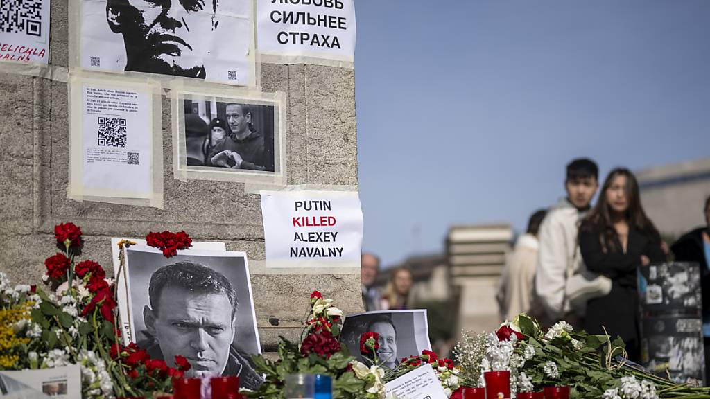 Ein von russischen Bürgern improvisiertes Mahnmal für den Tod von Nawalny. Kremlgegner Alexej Nawalny starb am 16.02.2024 im Alter von 47 Jahren nach Angaben der Justiz in einem sibirischen Straflager. Foto: Lorena Sopêna/EUROPA PRESS/dpa