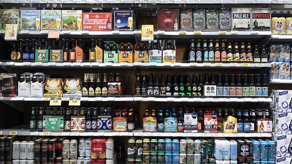 In der Stadt Zürich wurden im vergangenen Jahr bei unangekündigten Testkäufen seltener Alkohol und Tabak an Jugendliche verkauft. Handlungsbedarf sieht die Stadt weiterhin beim Verkauf von Spirituosen an Minderjährige.(Symbolbild)