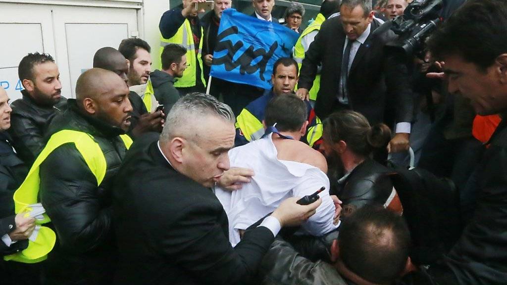 Der Air-France-Personalchef Xavier Broseta (in der Mitte, mit dem Rücken zur Kamera) musste vor den Angriffen wütender Angestellter vom Air-France-Hauptsitz fliehen. Nun wurden Verdächtige festgenommen.