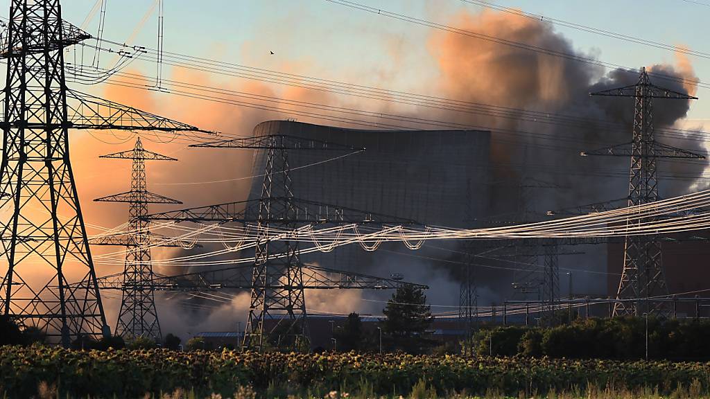 Kühltürme von Atomkraftwerk Grafenrheinfeld in Bayern gesprengt