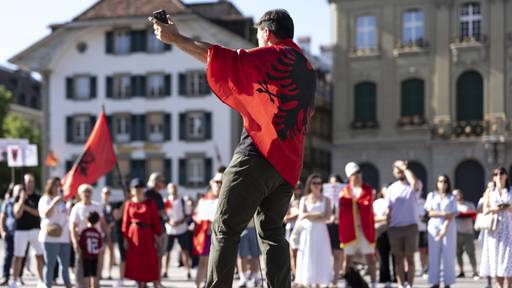 Albanische Diaspora demonstriert in Bern gegen Korruption