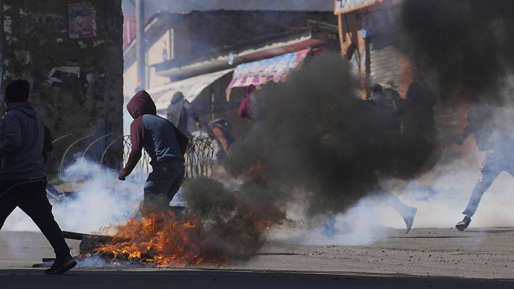 Kokabauern fliehen vor Tränengas, das von der Polizei in La Paz abgefeuert wurde. Die regierungsfeindlichen Kokabauern versuchten, den Kokamarkt mit Gewalt zu übernehmen, nachdem sie die Kontrolle verloren hatten, als eine andere Gruppe von Kokabauern einen neuen Anführer wählte.