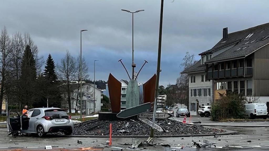 Ein 80-jähriger Lenker verunfallte am Freitag in Rümlang. Ein weggeschleuderter Inselschutzpfosten verletzte dabei ein 12-jähriges Mädchen.