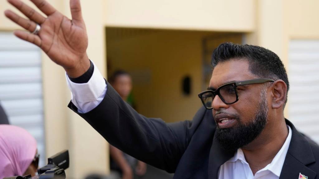 ARCHIV - Präsident Irfaan Ali winkt nach der Stimmabgabe bei den Parlamentswahlen in Guyana. Foto: Matias Delacroix/AP/dpa