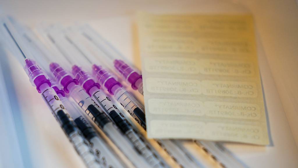 Aufgezogene Spritzen mit dem Impfstoff von Biontech liegen in einer Schale im Corona-Impfbus. Foto: Kay Nietfeld/dpa