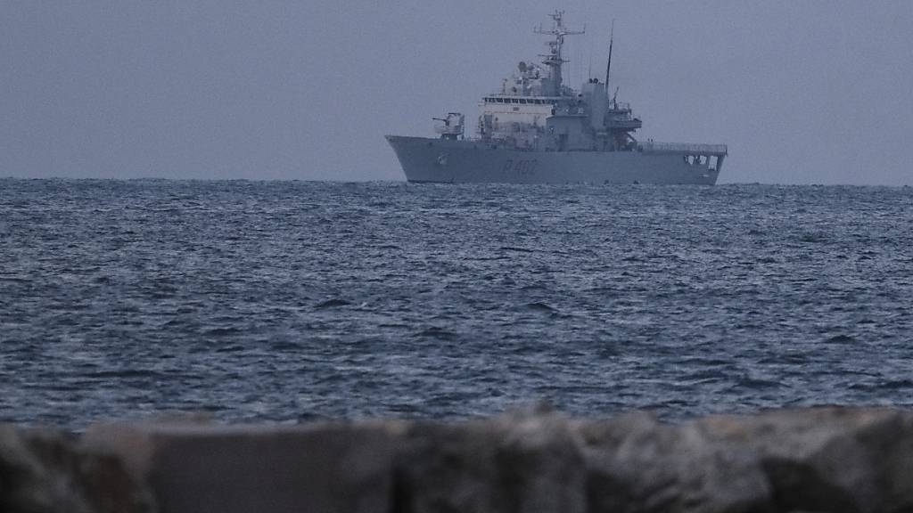 Ein italienisches Marineschiff nähert sich dem Hafen von Shengjin im Nordwesten Albaniens mit der ersten Gruppe von Migranten. Foto: Vlasov Sulaj/AP