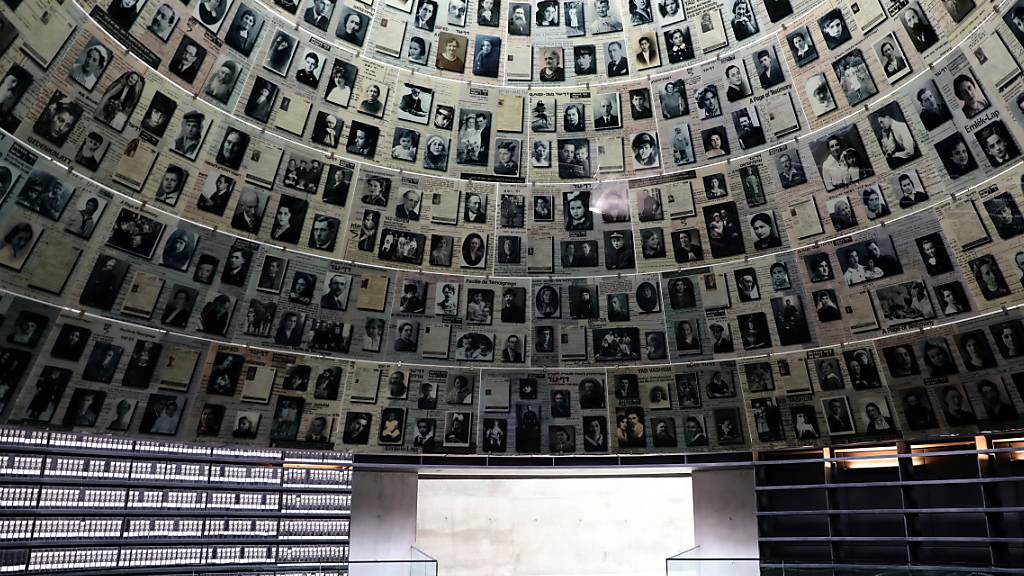 Die Holocaust-Gedenkstätte Yad Vashem in Jerusalem wird in der Regel um die Osterzeit von vielen Personen besucht. Wegen des Coronavirus hat die israelische Regierung Zugangsbeschränkungen erlassen.
