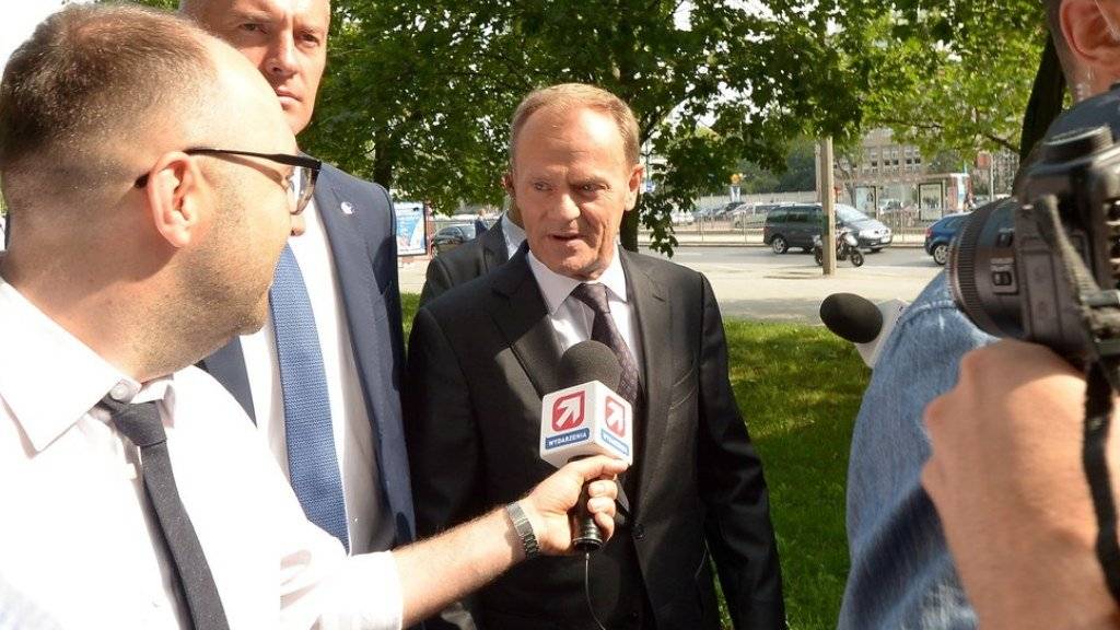 Grosses Medieninteresse vor der Anhörung vor polnischen Staatsanwälten: EU-Ratspräsident und ehemaliger polnischer Ministerpräsident Donald Tusk sagte in Warschau als Zeuge zum Flugzeugunglück von Smolensk 2010 aus.