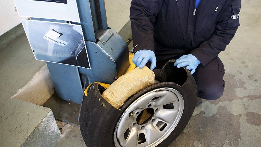 Schmuggler sind erfinderisch: Hier wird Anfang Februar im Raum Genf illegale Ware in einem Reifen versteckt gefunden