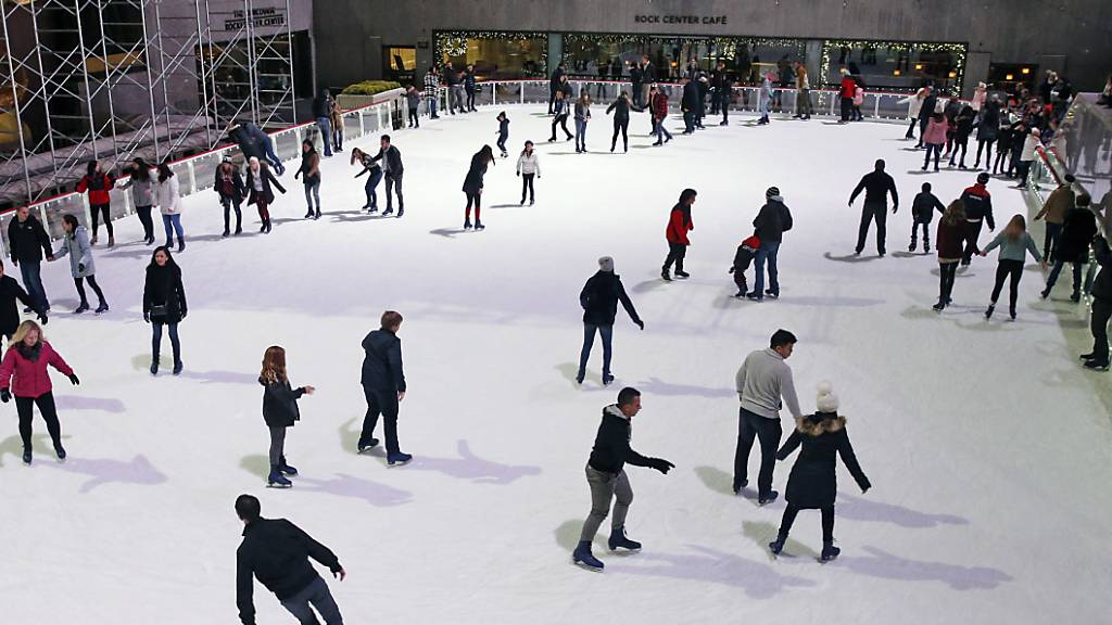 ARCHIV - Schlittschuhlaufen am Rockefeller Center in New York: Die weltberühmte Eislaufbahn hat ihren Saisonstart gefeiert. Foto: Kathy Willens/AP/dpa