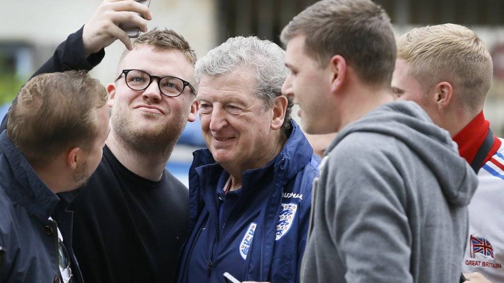 Englands Trainer Roy Hodgson inmitten zufriedener Fans