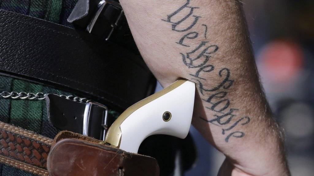 Ein Open-Carry-Befürworter stellt seine Pistole zur Schau. In Texas darf er das ab sofort legal tun: Dort ist das offene Tragen von Schusswaffen seit dem 1. Januar erlaubt. (Archiv)