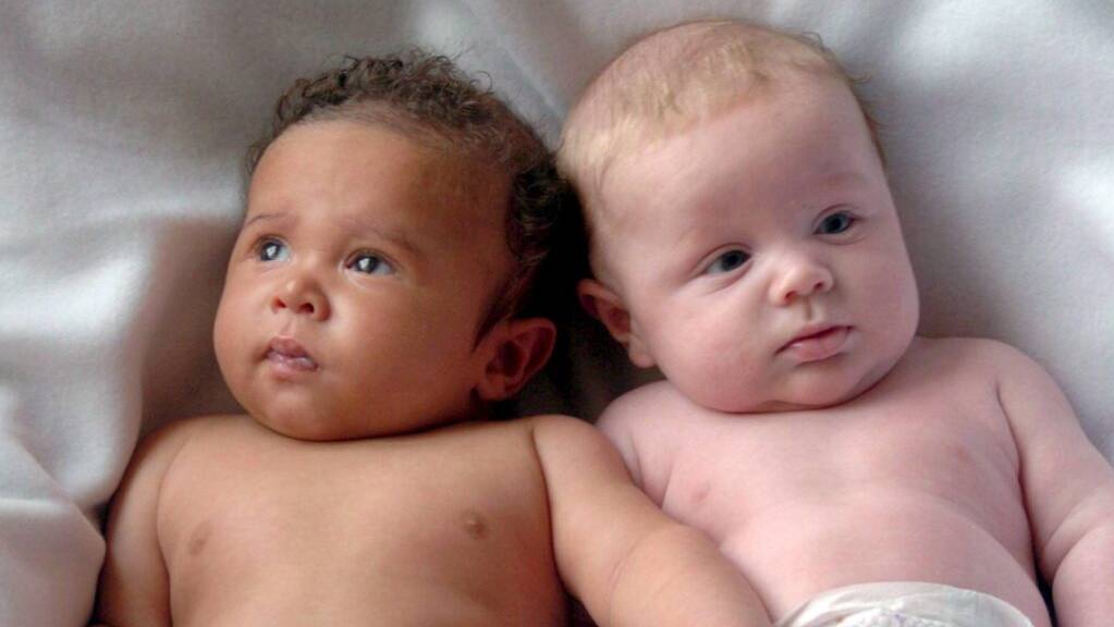 Weltweit erblicken immer mehr Zwillinge das Licht der Welt. Der Grossteil des Anstiegs geht auf Geburten von zweieiigen Zwillingen zurück, während sich die Zwillingsrate pro tausend Geburten kaum verändert. (Themenbild)