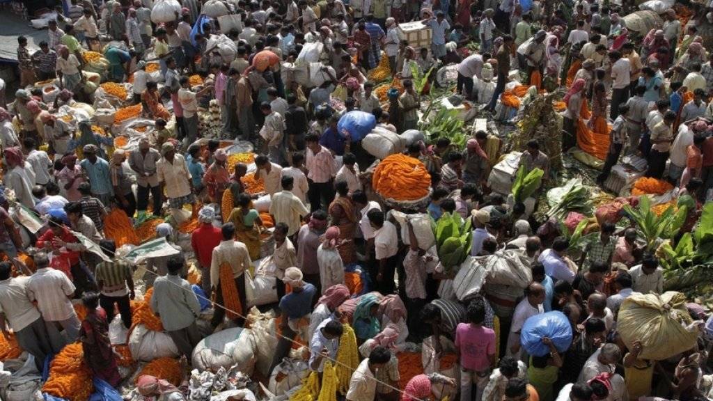 Menschen auf einem Markt in Kalkutta (Indien) - um das Jahr 2027 wird Indien einer Schätzung der Uno zufolge China als bevölkerungsreichstes Land überholen.(Symbolbild)
