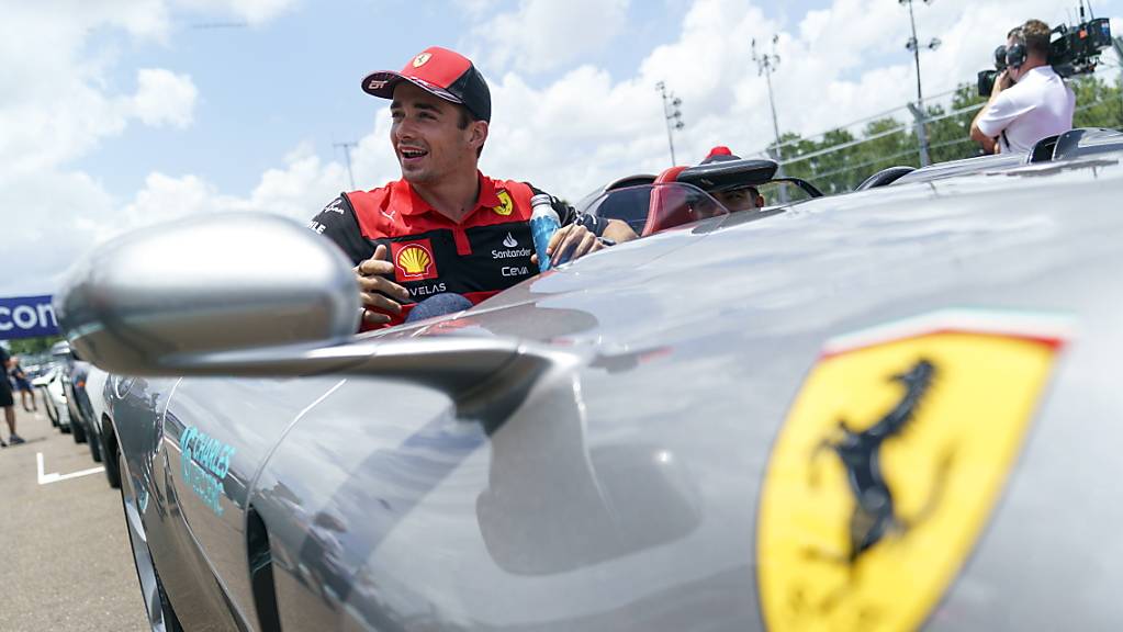 Der Monegasse Charles Leclerc donnert mit einem früheren Ferrari von Niki Lauda in seiner Heimat in die Streckenbegrenzung