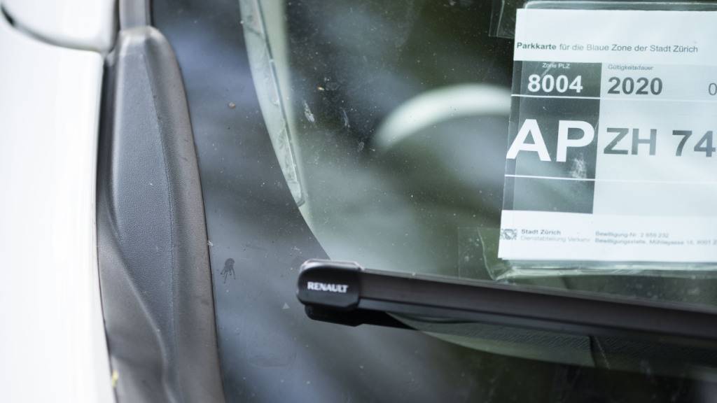 Die neue Parkkartenverordnung der Stadt Zürich ist wegen eines Rekurses teilweise blockiert. Nun setzt die Stadt jene Teile um, gegen die keine Rekurse eingegangen sind. (Archivbild)