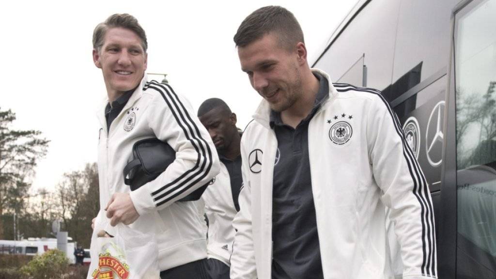 Das war noch vor dem Training und der neuerlichen Knieverletzung: Bastian Schweinsteiger (links) am Dienstag in Berlin