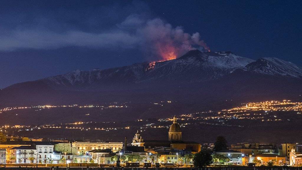 Er rumort wieder: Der Vulkan Ätna mit der Stadt Riposto auf Sizilien im Vordergrund. (Archivbild)