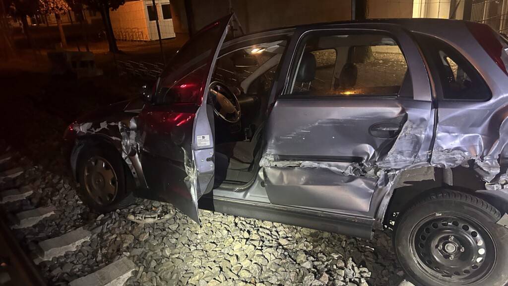 Zug kollidiert in Winterthur mit Auto: Autofahrer flüchtig