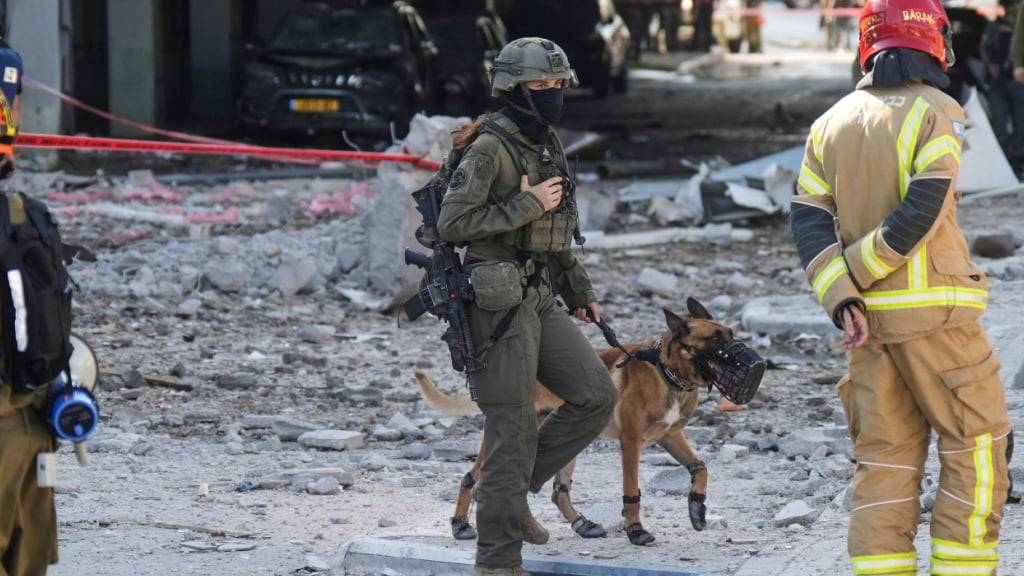 Israelische Sicherheitskräfte und Feuerwehrleute in Haifa. Foto: Baz Ratner/AP/dpa