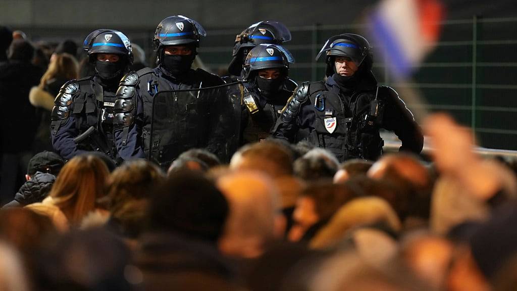 Ein massives Polizeiaufgebot sichert das Stadion. Foto: Aurelien Morissard/AP